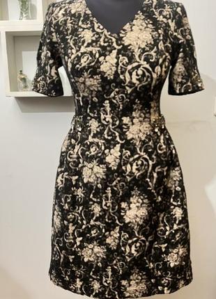 Слегка золотистое jus de pommes с декоративными элементами платье нарядное