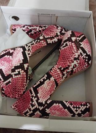Туфлі в зміїний принт на каблучку