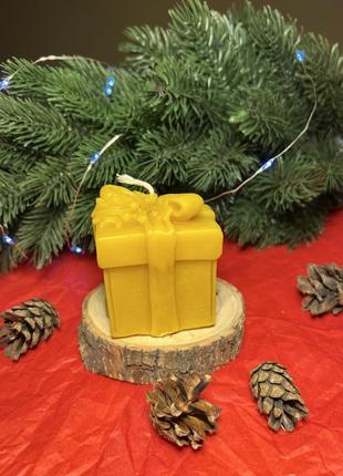 Свеча медовая «подарок»