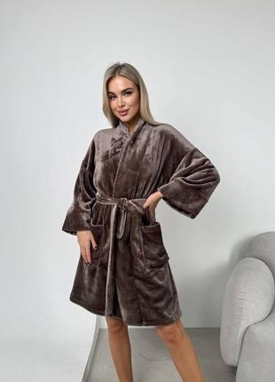 Теплый махровый короткий халат на запах с поясом с карманами с рукавами 3/4
