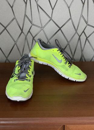 Женские кроссовки брендовые nike оригинал лимонного цвета 38 размер потолка 24,5 см