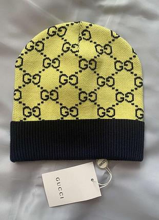 Шапка  желтого цвета новая