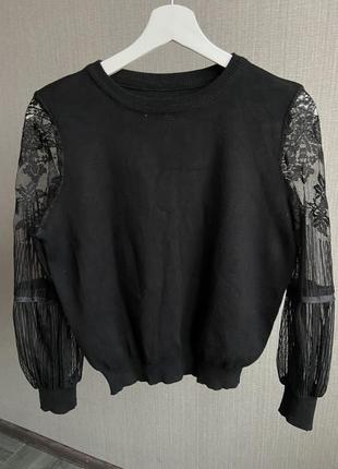 Женский черный свитер с кружевными рукавами