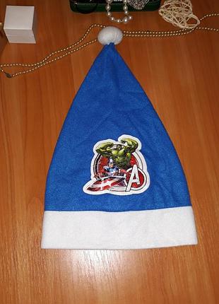 Новорічна шапка санта клауса з супергероями marvel