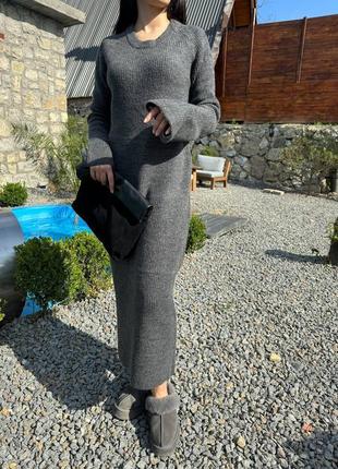 Длинное вязаное платье в рубчик