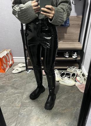 Виниловые / лакированные / латексные брюки / леггинсы pull & bear