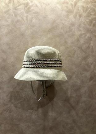 Летняя шляпа со средними полями