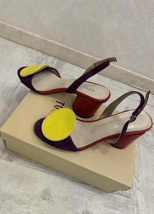 Босоножки кожаные