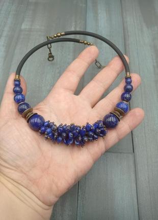 Яскраве кольє з лазуриту