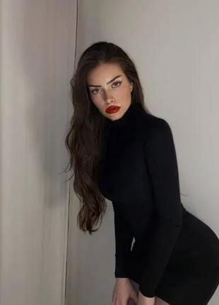 Платье мини в рубчик с горлом