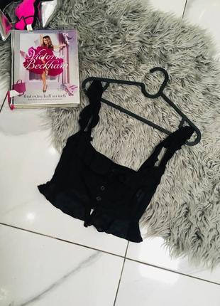Чёрный кроп топ prettylittlething