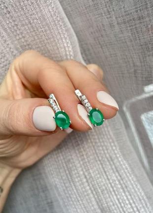 Серебряные серьги с зеленым агатом и фианитами