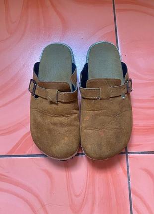 Коричневые шлёпанцы с закрытым носком