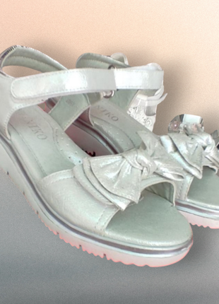 Білі босоніжки сандалі для дівчинки на танкетці з бантиком, липучками
