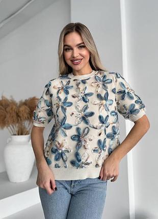 Кофточка с цветочными аппликациями