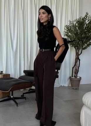 Очень стильные брюки на высокой посадке, клеш от бедра; выполнены из качественной ткани;