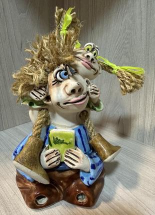 Яркая керамическая статуэтка мама с дочкой