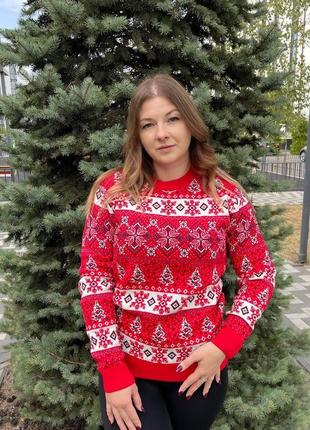 Новогодний шерстяной красный свитер со снежинками и елками