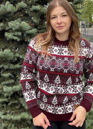Новогодний шерстяной свитер со снежинками и елками