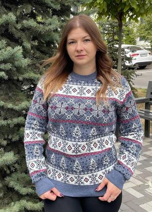 Новогодний шерстяной свитер со снежинками и елками