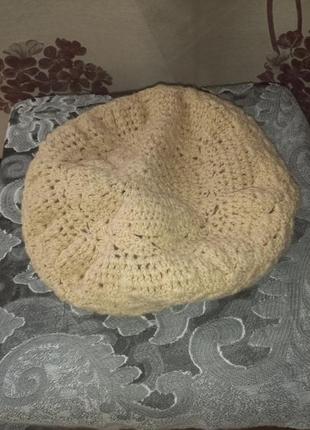 Берет теплый красивого молочного цвета