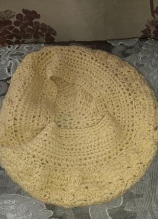 Берет теплый красивого молочного цвета