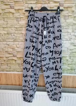 Штани джоггери з написами