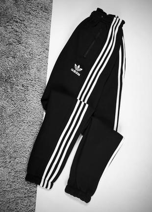 Спортивные штаны adidas