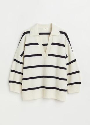 Смугастий білий светр з коміром