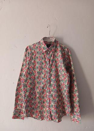 Простая яркая рубашка