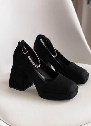 Черные туфли с ремешком