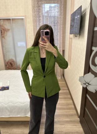 Приталенный пиджак блейзер на одной пуговице mango