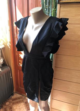 Красивое платье с вырезами