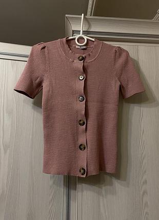 Футболка в стилі old money