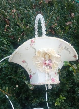 Лампа винтажная в форме корзины с камеей в рабочем состоянии