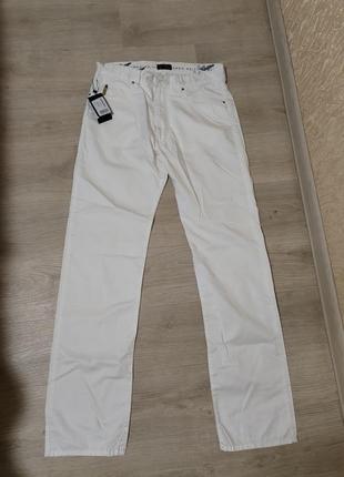 Белые брюки armani