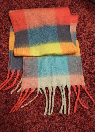 Теплий яскравий шарф