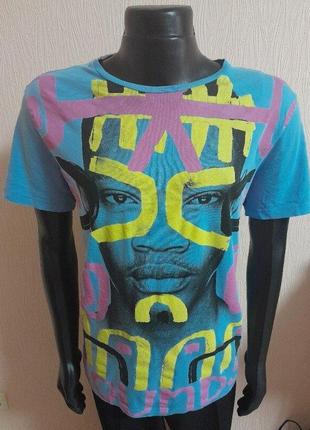 Яркая хлопковая футболка голубого цвета с принтом united colours of benetton made in tunisia