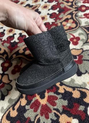 Оригінальні ugg для діток чорні з блиском розмір 20.5