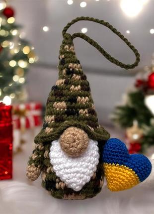 Вязаная игрушка на елку скандинавский гном военный зуд. украинское сердце