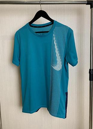 Мужская футболка с большим логотипом nike