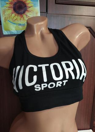 Котоновий топ з надписом "victoria sport"