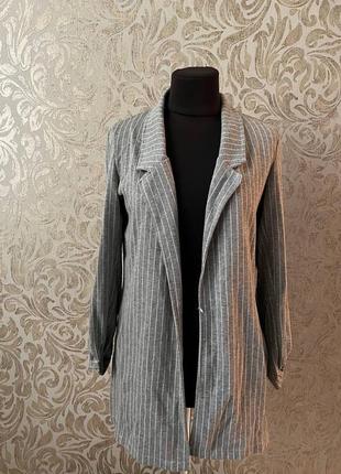 Серый пиджак в полоску удлиненный