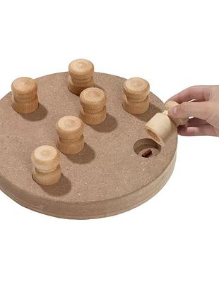 Інтелектуальна іграшка для собак з дерева.