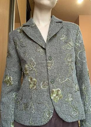 Пиджак с вышивкой
