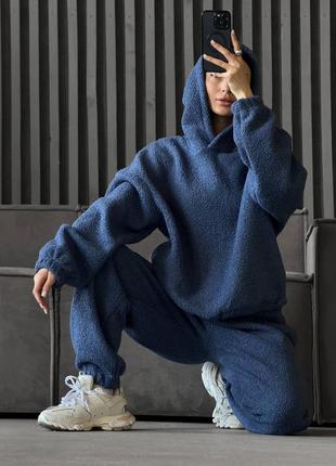 Теплый женский брючный костюм