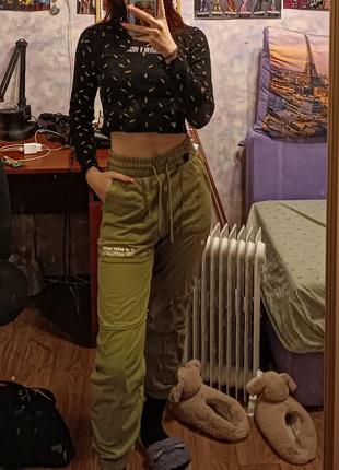 Спортивні жіночі штани.