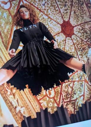 Креативное  трикотажное платье класса люкс от vltn valentino.