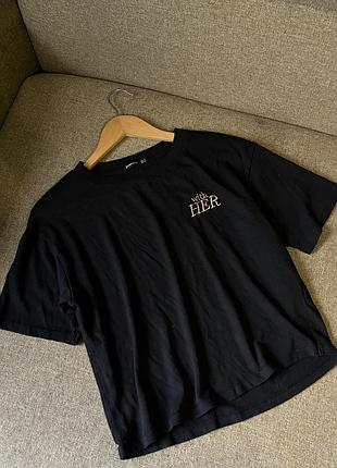 Черная футболка с надписью stradivarius