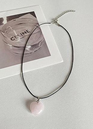 Подвеска в форме сердца из натурального розового кварца.